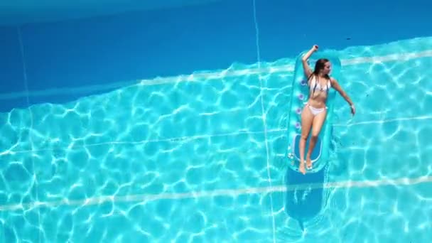 Tomar el sol y broncearse en una piscina — Vídeos de Stock