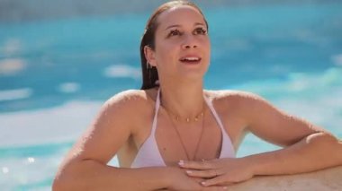 Yüzme havuzunda bikinili güzel ve seksi bir kadın.