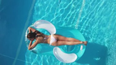 Seksi kız serin bir yüzme havuzunda yazın tadını çıkarıyor.