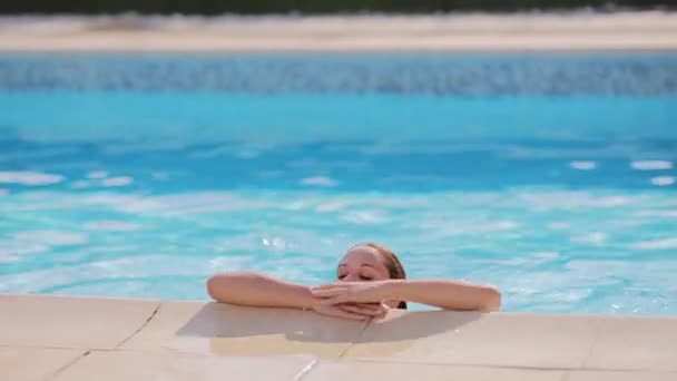 Mooie en sexy vrouw in een bikini in een zwembad — Stockvideo