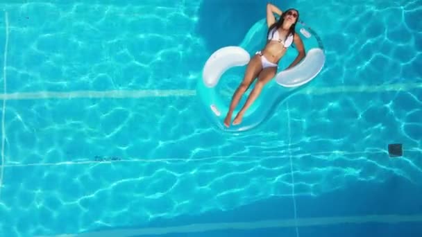 Молодая и сексуальная женщина веселится в бассейне — стоковое видео