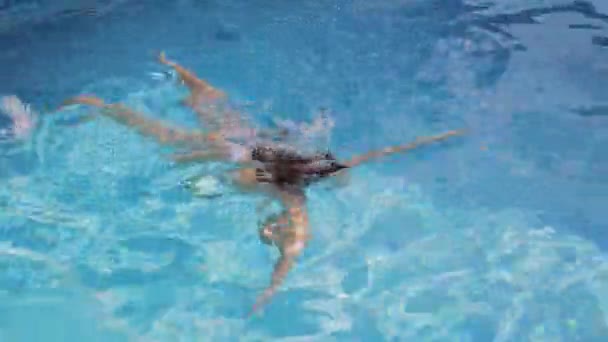 Sexy Frau schwimmt in einem Pool — Stockvideo