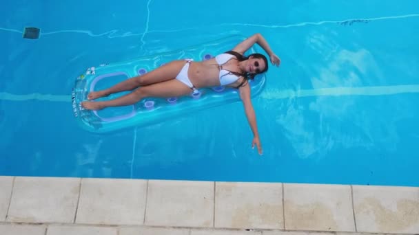 Sexy girl bénéficie de l'été dans une piscine fraîche — Video