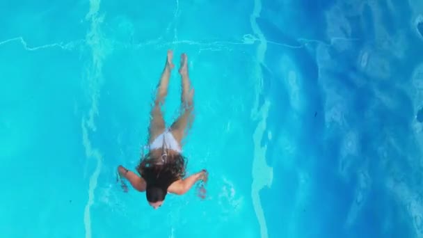 Deportiva mujer nadando en una piscina — Vídeo de stock