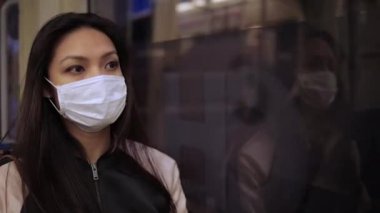 Tramvayda araba kullanırken maske takmak.