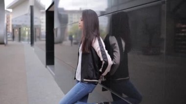 Güzel Asyalı kadın şehir merkezinde dinleniyor.