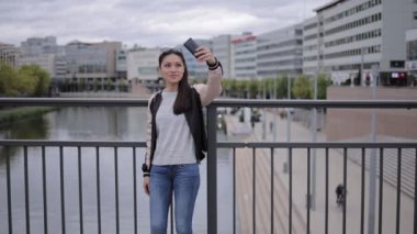 Şehirdeki genç Asyalı kadın