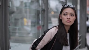 Şehirdeki genç Asyalı kadın