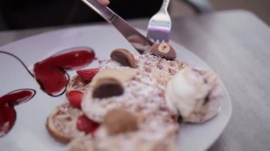 Bir sokak kafesinde taze pişmiş waffle.