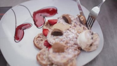 Bir sokak kafesinde taze pişmiş waffle.