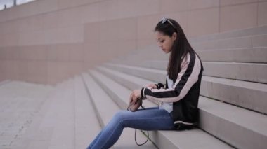 Şehirdeki genç Asyalı kadın