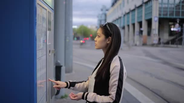 Junge Asiatin kauft ein Ticket für die Straßenbahn — Stockvideo