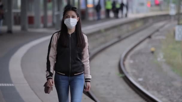 Du måste bära ansiktsmasker på en järnvägsstation — Stockvideo
