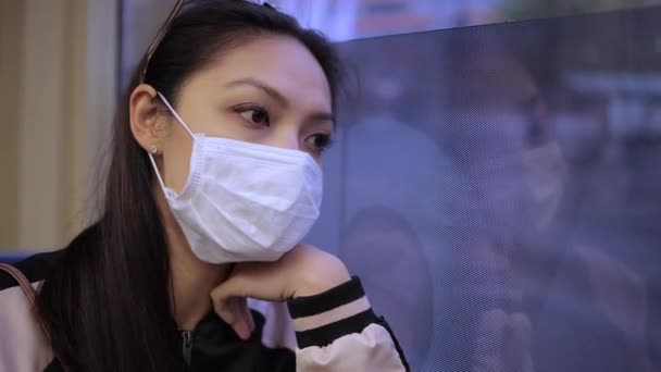Ношение маски из-за пандемии — стоковое видео