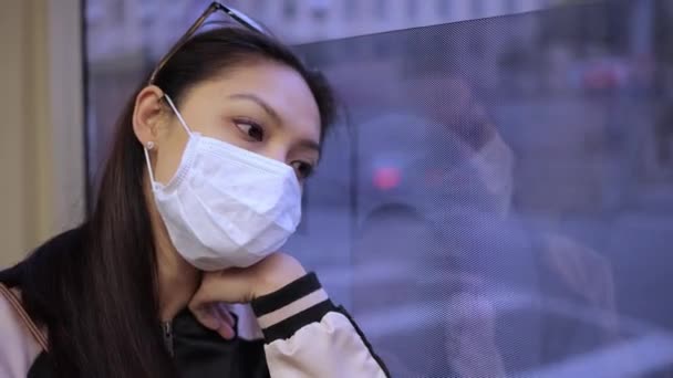 Het dragen van een gezichtsmasker vanwege de pandemie — Stockvideo