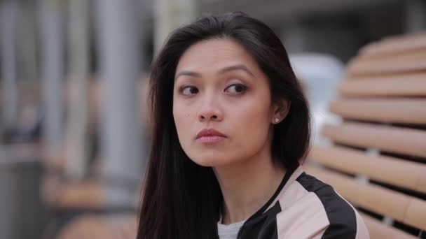 Pretty Asian girl in a city - close up shot — Stock Video