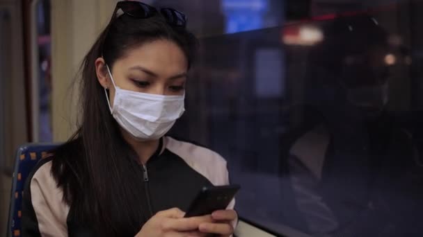 Indossare una maschera facciale mentre si guida in tram — Video Stock