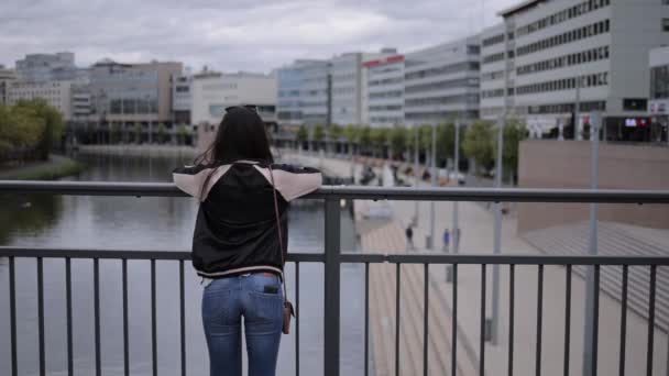 Joven asiática mujer vistas en el horizonte de una ciudad — Vídeos de Stock