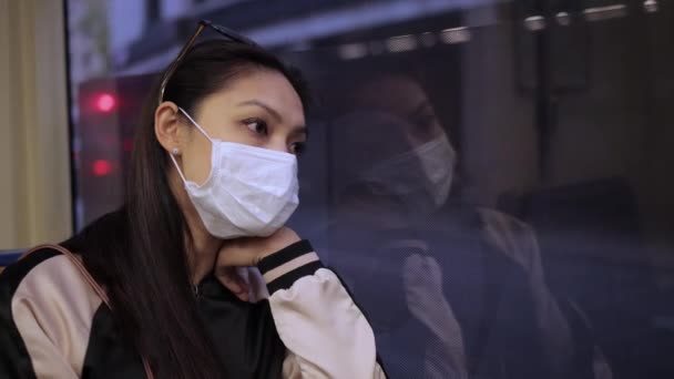 Das Tragen einer Gesichtsmaske während der Fahrt in einer Straßenbahn — Stockvideo