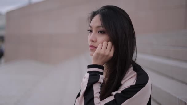 Joven mujer asiática en una ciudad — Vídeos de Stock