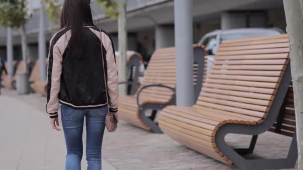 Mladá asijská žena ve městě — Stock video