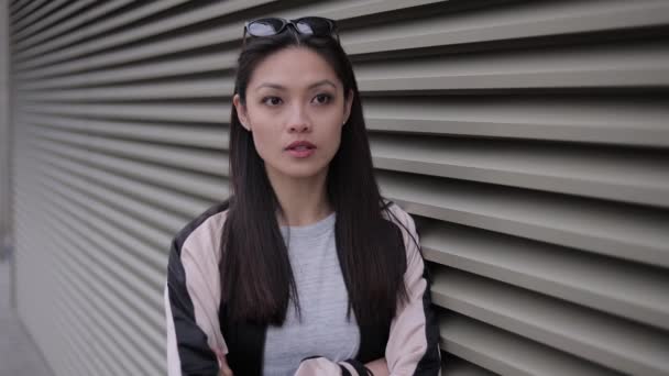 Junge Asiatin posiert im Stadtgebiet für die Kamera — Stockvideo