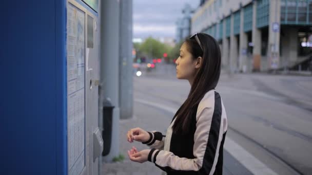 Junge Asiatin kauft ein Ticket für die Straßenbahn — Stockvideo