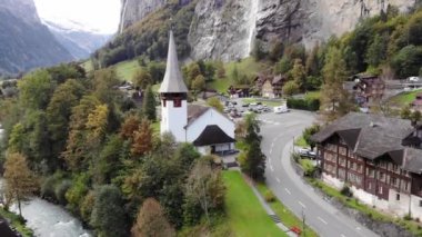 İsviçre 'deki Lauterbrunnen köyünün üzerinde meşhur şelalesiyle hava manzarası.