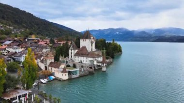 İsviçre 'deki Thun Gölü' nde ünlü Oberhofen Şatosu
