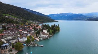 İsviçre 'deki Thun Gölü' nde ünlü Oberhofen Şatosu