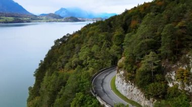 İsviçre 'de Thun Gölü boyunca panoramik cadde