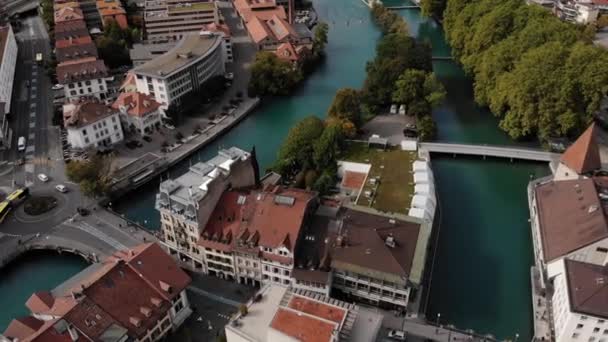 Luchtfoto over de stad Thun in Zwitserland — Stockvideo