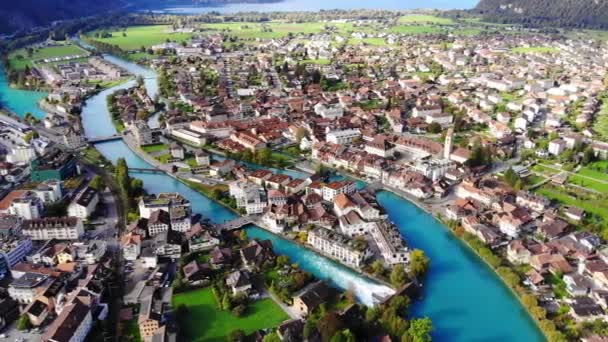 Αεροφωτογραφία της πόλης Interlaken στην Ελβετία — Αρχείο Βίντεο