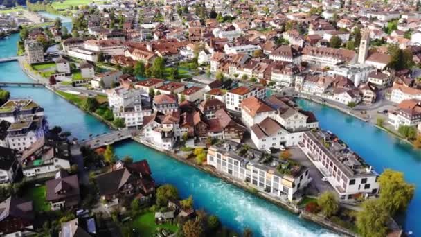 Légi kilátás Interlaken városára Svájcban — Stock videók
