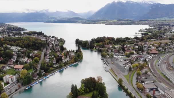 Vue aérienne sur la ville de Thoune en Suisse — Video