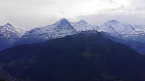 De prachtige bergen van de Zwitserse Alpen — Stockvideo