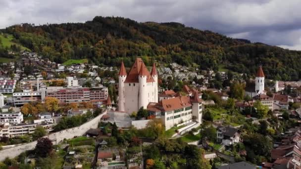 Luftaufnahme über der Stadt Thun in der Schweiz — Stockvideo