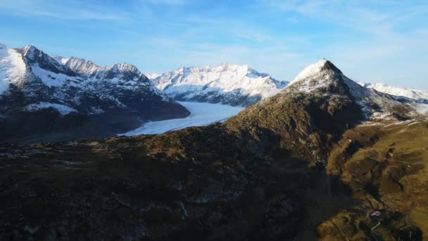 Vlucht over de prachtige bergen in de Zwitserse Alpen van Zwitserland — Stockvideo