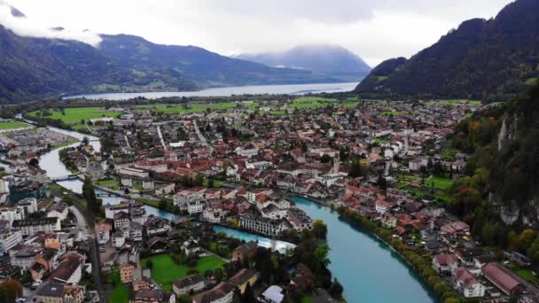 Luchtfoto over de stad Interlaken in Zwitserland — Stockvideo