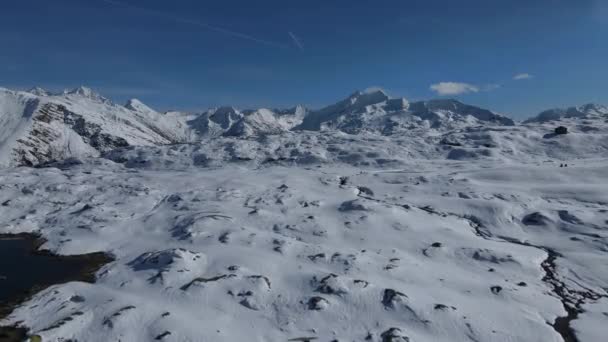 Luftaufnahme über einen wunderschönen Gletscher in der Schweiz — Stockvideo