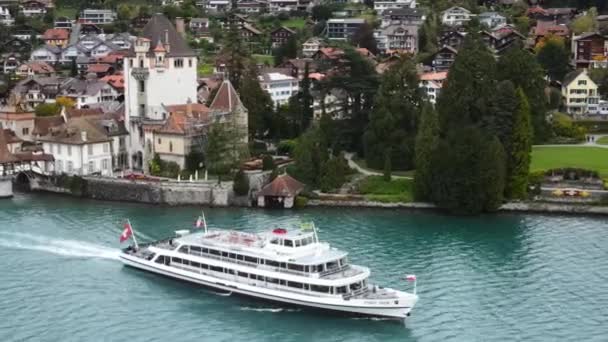 Łódź wycieczkowa nad jeziorem Thun w Szwajcarii — Wideo stockowe