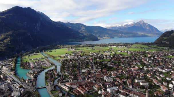 Luchtfoto over de stad Interlaken in Zwitserland — Stockvideo