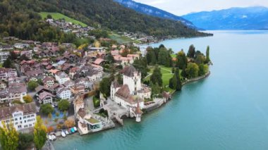 İsviçre 'deki Thun Gölü' nde ünlü Oberhofen Şatosu