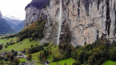 İsviçre 'deki Lauterbrunnen köyünün üzerinde meşhur şelalesiyle hava manzarası.