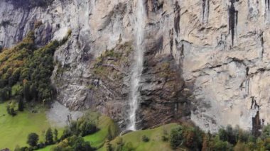 İsviçre 'deki Lauterbrunnen köyünün üzerinde meşhur şelalesiyle hava manzarası.