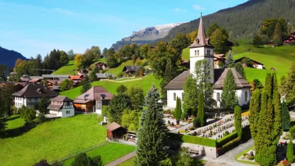 Cidade famosa de Grindelwald nos Alpes Suíços de cima — Vídeo de Stock