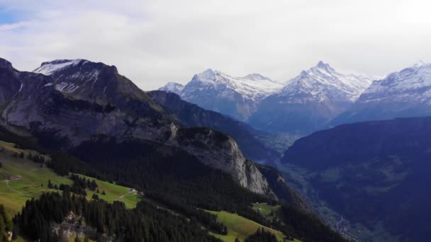 Las maravillosas montañas de los Alpes suizos — Vídeos de Stock