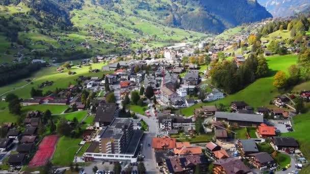 Διάσημη πόλη του Grindelwald στις Ελβετικές Άλπεις από ψηλά — Αρχείο Βίντεο