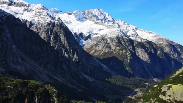 Het wonderlijke landschap van de Zwitserse Alpen in Zwitserland — Stockvideo
