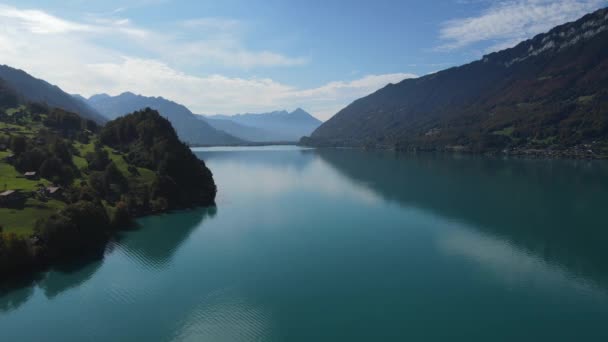 Fantastisk Lake Brienz i Schweiz med sitt blå vatten — Stockvideo
